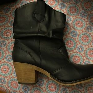 Womens cowboy boots size 10